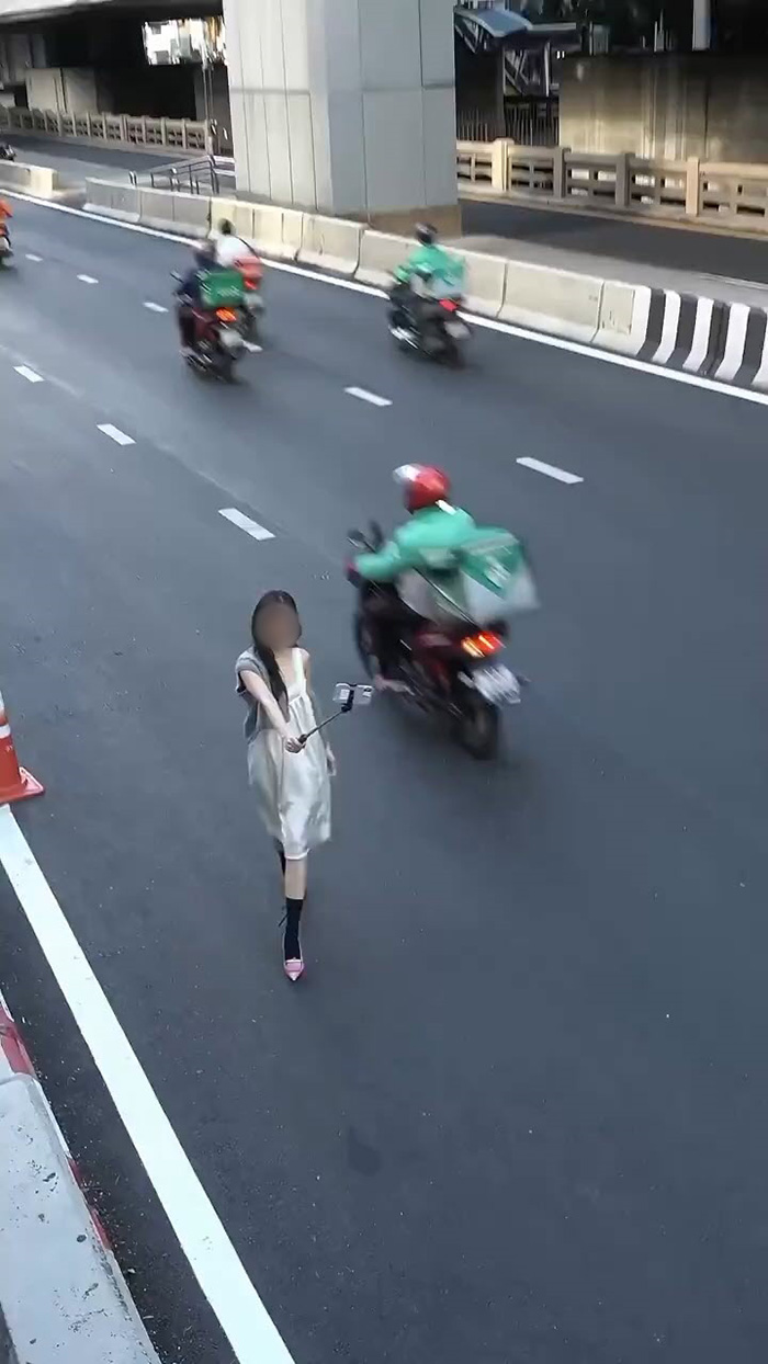 เซเลบเดินถ่ายคลิปกลางถนน เซเลบเดินถ่ายคลิปกลางถนน