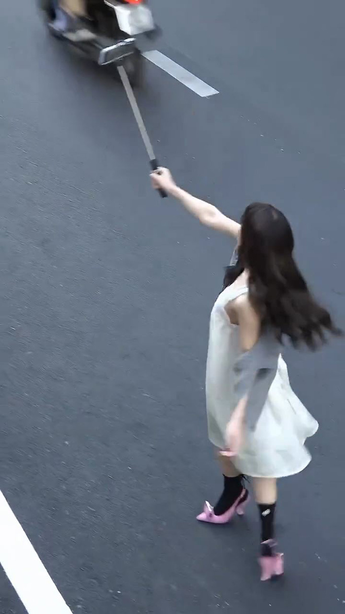 เซเลบเดินถ่ายคลิปกลางถนน เซเลบเดินถ่ายคลิปกลางถนน