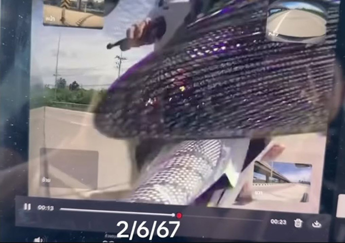 ขับ Tesla เจอมอเตอร์ไซค์ตัดหน้า หักหลบชนเสาพังยับ ขับ Tesla เจอมอเตอร์ไซค์ตัดหน้า หักหลบชนเสาพังยับ