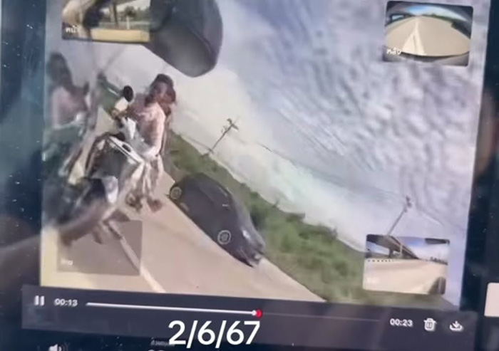 ขับ Tesla เจอมอเตอร์ไซค์ตัดหน้า หักหลบชนเสาพังยับ ขับ Tesla เจอมอเตอร์ไซค์ตัดหน้า หักหลบชนเสาพังยับ