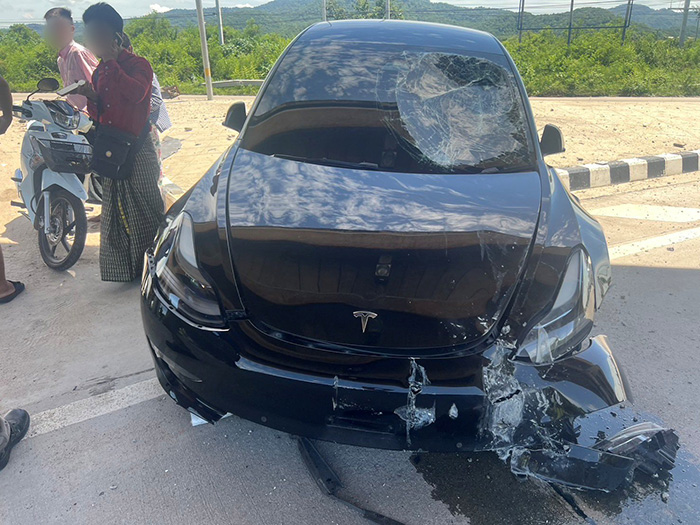 ขับ Tesla เจอมอเตอร์ไซค์ตัดหน้า หักหลบชนเสาพังยับ ขับ Tesla เจอมอเตอร์ไซค์ตัดหน้า หักหลบชนเสาพังยับ