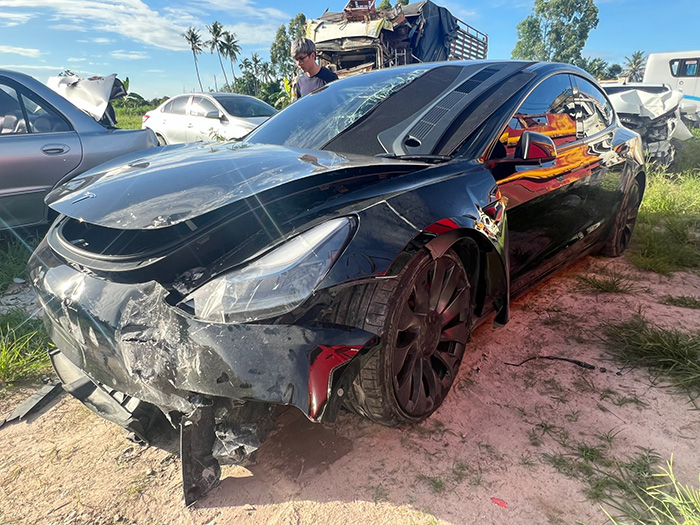 ขับ Tesla เจอมอเตอร์ไซค์ตัดหน้า หักหลบชนเสาพังยับ ขับ Tesla เจอมอเตอร์ไซค์ตัดหน้า หักหลบชนเสาพังยับ