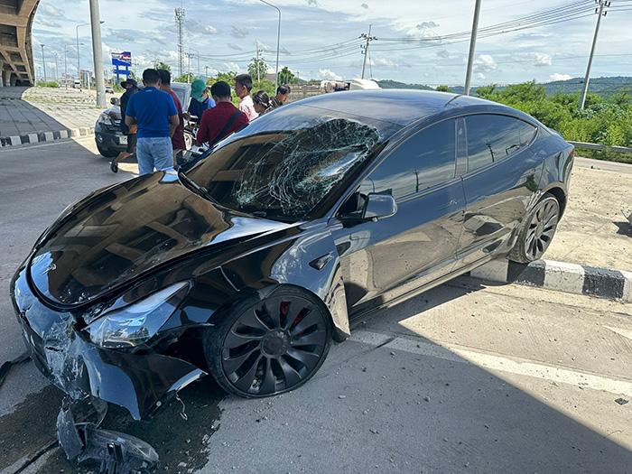 ขับ Tesla เจอมอเตอร์ไซค์ตัดหน้า หักหลบชนเสาพังยับ ขับ Tesla เจอมอเตอร์ไซค์ตัดหน้า หักหลบชนเสาพังยับ