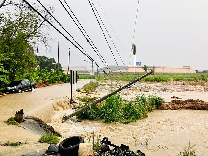 พายุฤดูร้อนถล่ม พายุฤดูร้อนถล่ม