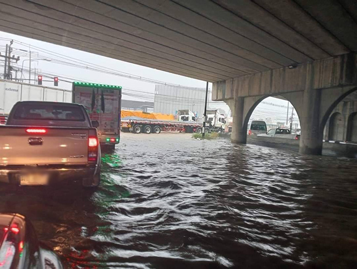 พายุฤดูร้อนถล่ม พายุฤดูร้อนถล่ม