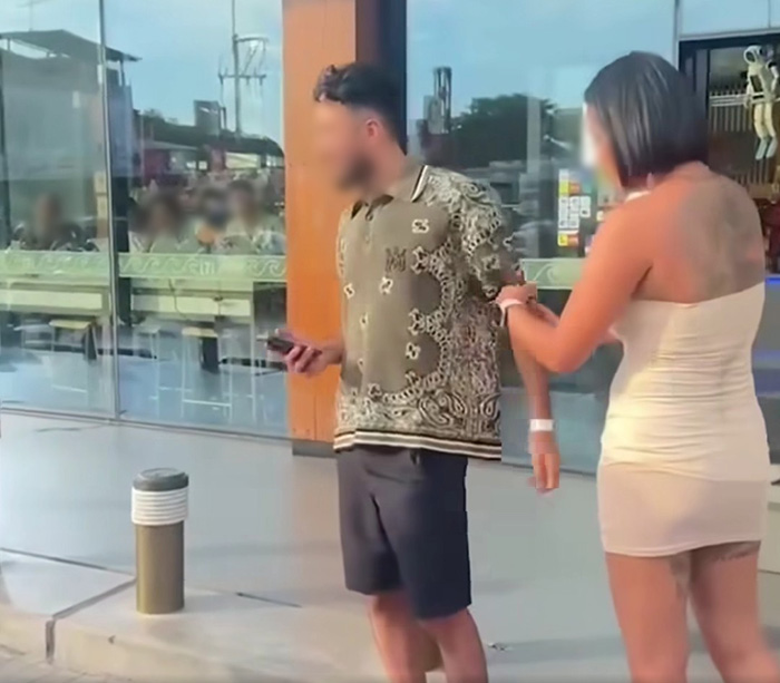 ฝรั่งเมา ปาขยะ ทำร้ายไรเดอร์ ฝรั่งเมา ปาขยะ ทำร้ายไรเดอร์