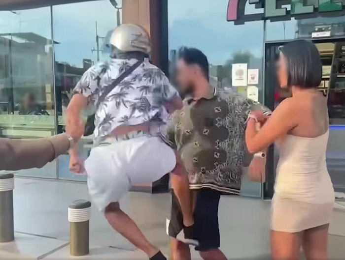 ฝรั่งเมา ปาขยะ ทำร้ายไรเดอร์ ฝรั่งเมา ปาขยะ ทำร้ายไรเดอร์