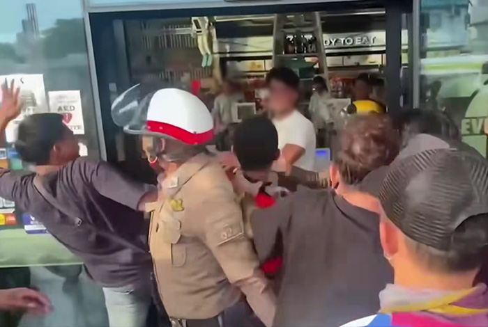 ฝรั่งเมา ปาขยะ ทำร้ายไรเดอร์ ฝรั่งเมา ปาขยะ ทำร้ายไรเดอร์