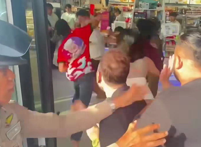 ฝรั่งเมา ปาขยะ ทำร้ายไรเดอร์ ฝรั่งเมา ปาขยะ ทำร้ายไรเดอร์