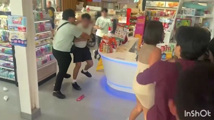 ฝรั่งเมา ปาขยะ ทำร้ายไรเดอร์ ฝรั่งเมา ปาขยะ ทำร้ายไรเดอร์