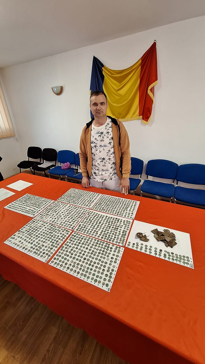 ชายไปเดินเล่น สุดอึ้งบังเอิญพบสมบัติโบราณ ชายไปเดินเล่น สุดอึ้งบังเอิญพบสมบัติโบราณ