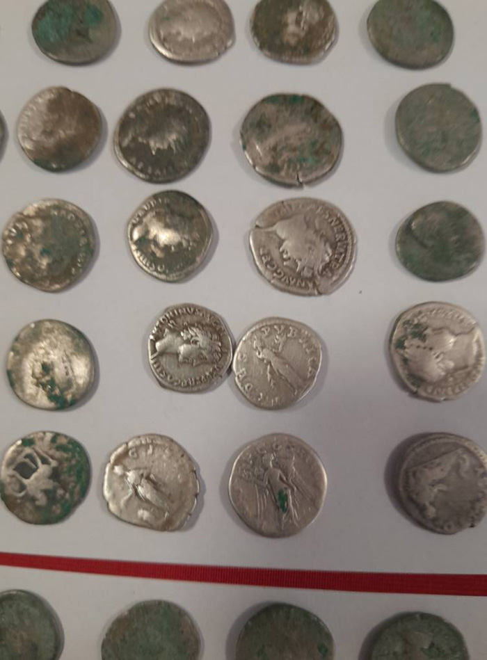 ชายไปเดินเล่น สุดอึ้งบังเอิญพบสมบัติโบราณ ชายไปเดินเล่น สุดอึ้งบังเอิญพบสมบัติโบราณ