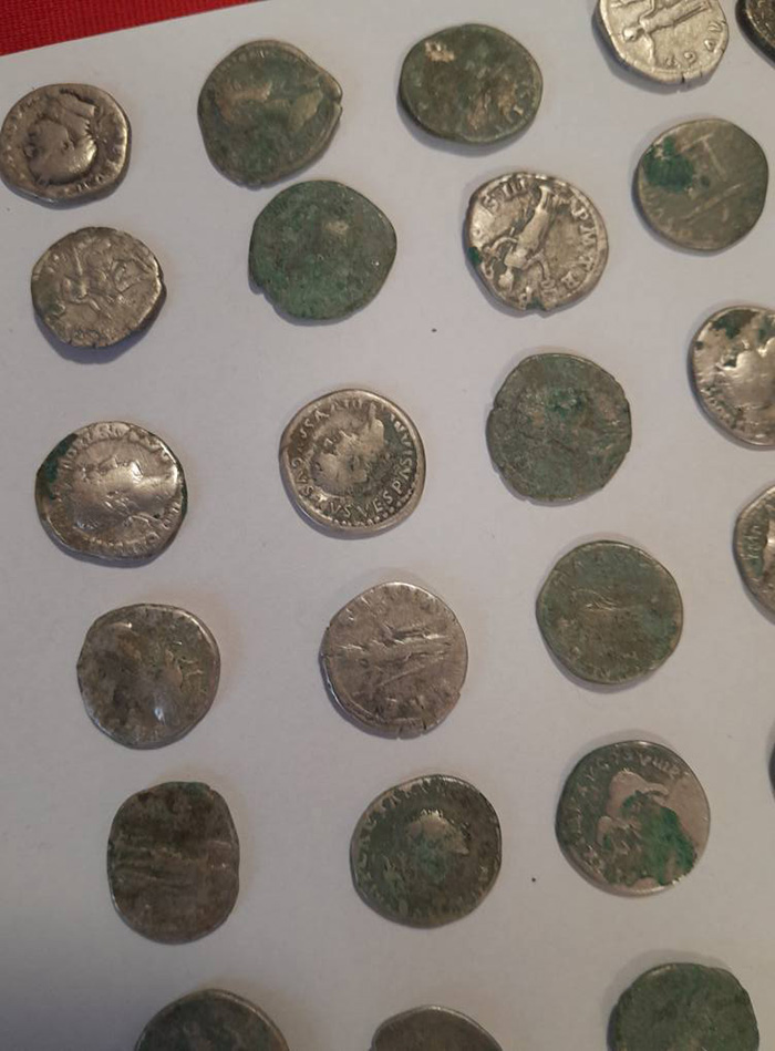 ชายไปเดินเล่น สุดอึ้งบังเอิญพบสมบัติโบราณ ชายไปเดินเล่น สุดอึ้งบังเอิญพบสมบัติโบราณ