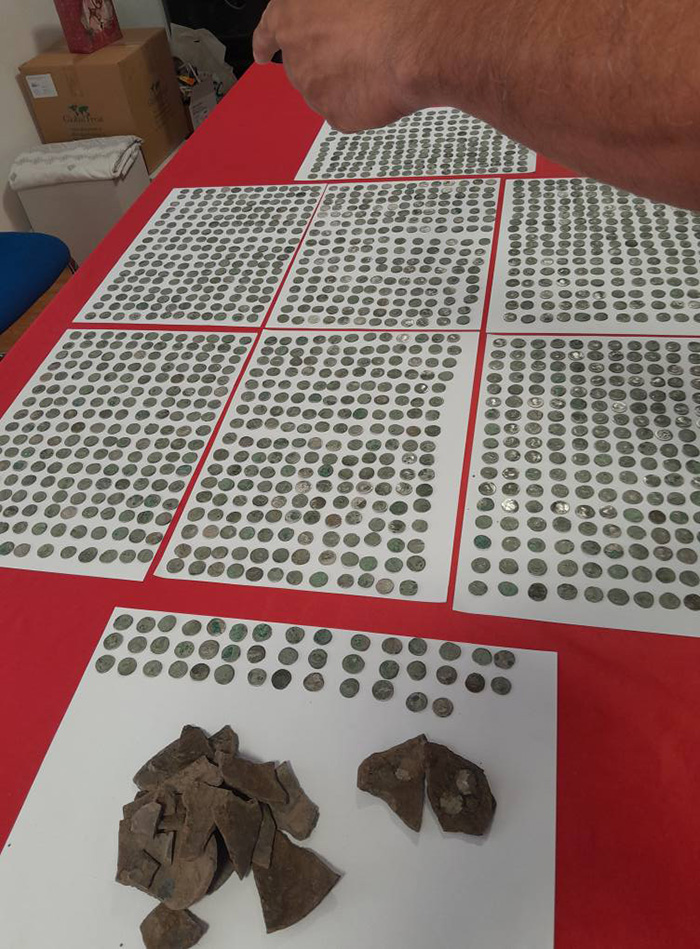 ชายไปเดินเล่น สุดอึ้งบังเอิญพบสมบัติโบราณ ชายไปเดินเล่น สุดอึ้งบังเอิญพบสมบัติโบราณ