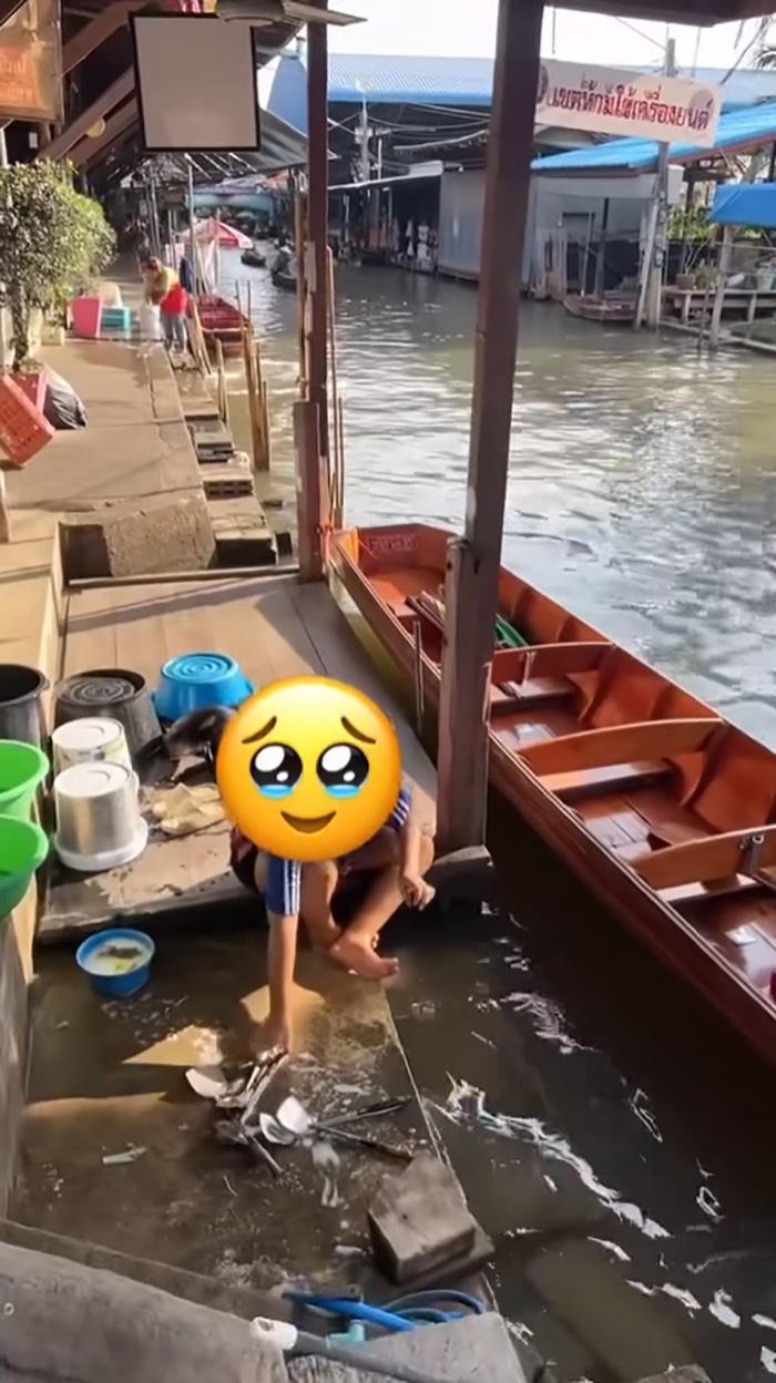 ต่างชาติอึ้ง เที่ยวตลาดน้ำเจอร้านค้า ล้างกระทะในคลอง ต่างชาติอึ้ง เที่ยวตลาดน้ำเจอร้านค้า ล้างกระทะในคลอง