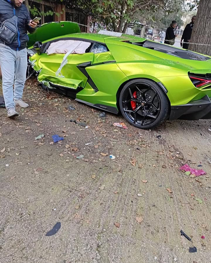 ช่างขับแลมโบกินี่ 23 ล้าน ชนรั้ว ช่างขับแลมโบกินี่ 23 ล้าน ชนรั้ว