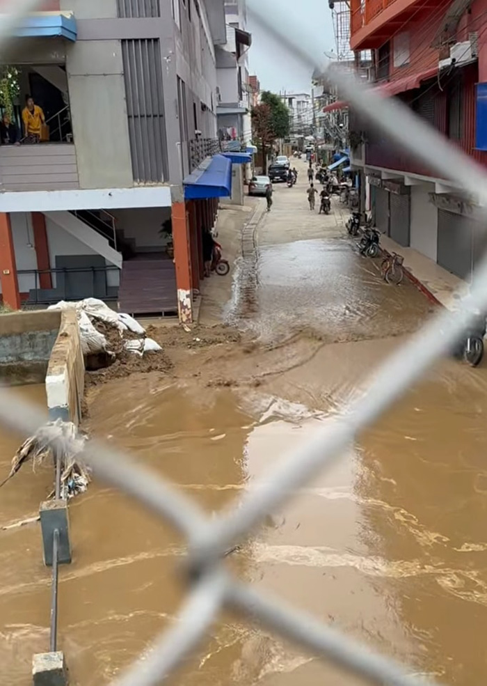 แม่สายน้ำทะลัก ไหลท่วมเข้าชุมชน แม่สายน้ำทะลัก ไหลท่วมเข้าชุมชน