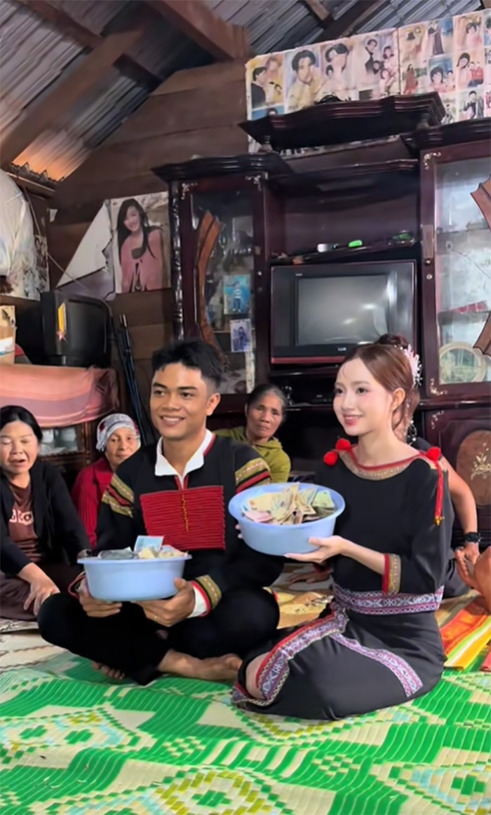 คู่รักชนเผ่าจัดพิธีหมั้น เจ้าสาวสวยจนตะลึง คู่รักชนเผ่าจัดพิธีหมั้น เจ้าสาวสวยจนตะลึง