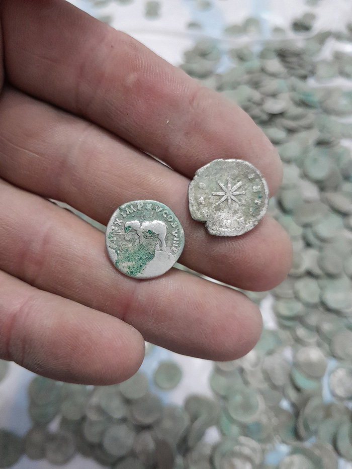 ชายไปเดินเล่น สุดอึ้งบังเอิญพบสมบัติโบราณ ชายไปเดินเล่น สุดอึ้งบังเอิญพบสมบัติโบราณ