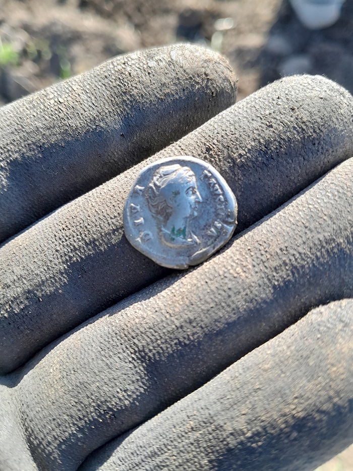 ชายไปเดินเล่น สุดอึ้งบังเอิญพบสมบัติโบราณ ชายไปเดินเล่น สุดอึ้งบังเอิญพบสมบัติโบราณ