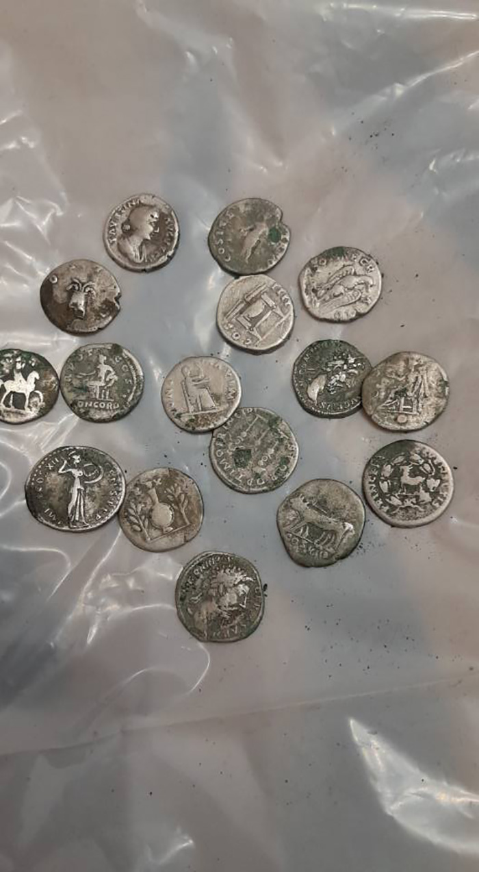 ชายไปเดินเล่น สุดอึ้งบังเอิญพบสมบัติโบราณ ชายไปเดินเล่น สุดอึ้งบังเอิญพบสมบัติโบราณ