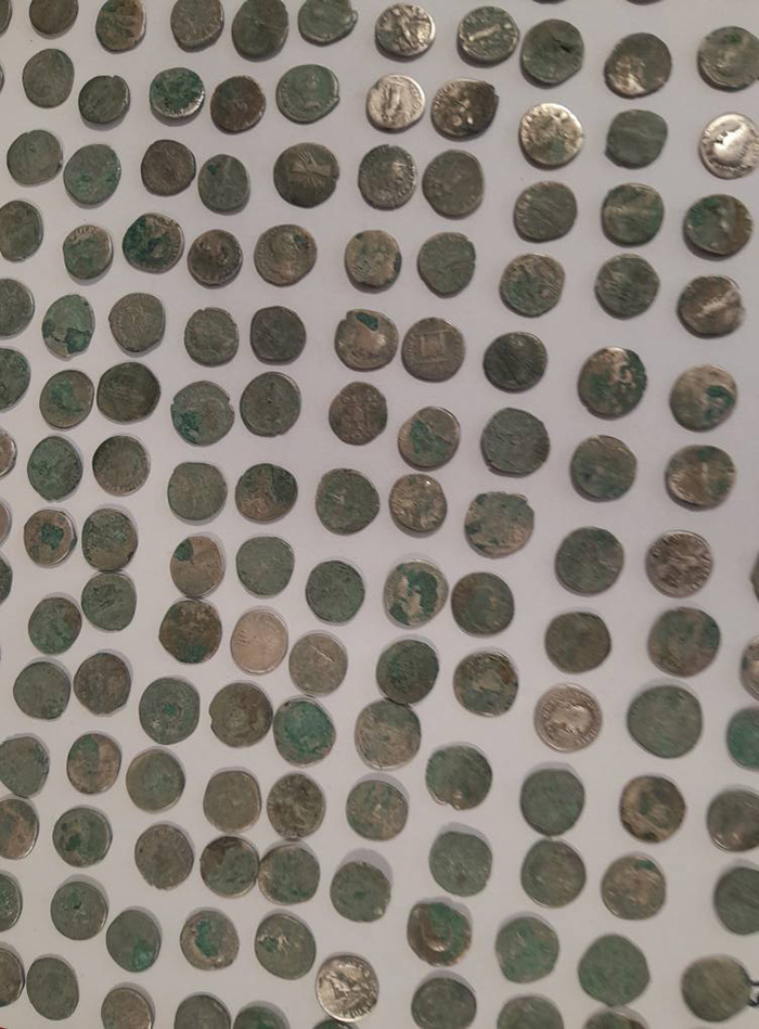 ชายไปเดินเล่น สุดอึ้งบังเอิญพบสมบัติโบราณ ชายไปเดินเล่น สุดอึ้งบังเอิญพบสมบัติโบราณ