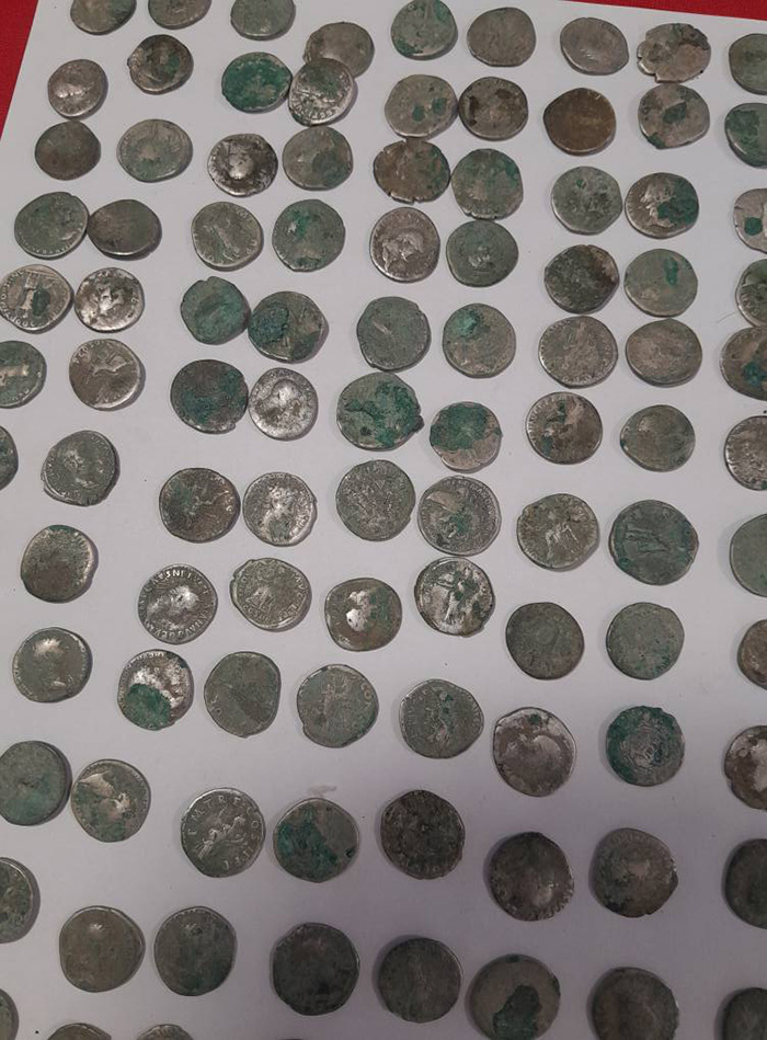 ชายไปเดินเล่น สุดอึ้งบังเอิญพบสมบัติโบราณ ชายไปเดินเล่น สุดอึ้งบังเอิญพบสมบัติโบราณ