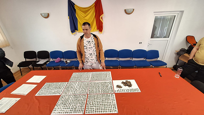 ชายไปเดินเล่น สุดอึ้งบังเอิญพบสมบัติโบราณ ชายไปเดินเล่น สุดอึ้งบังเอิญพบสมบัติโบราณ