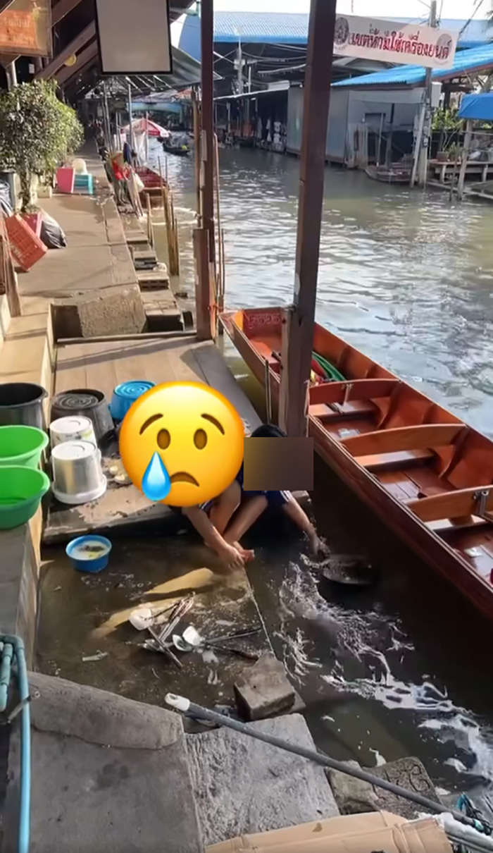 ต่างชาติอึ้ง เที่ยวตลาดน้ำเจอร้านค้า ล้างกระทะในคลอง ต่างชาติอึ้ง เที่ยวตลาดน้ำเจอร้านค้า ล้างกระทะในคลอง