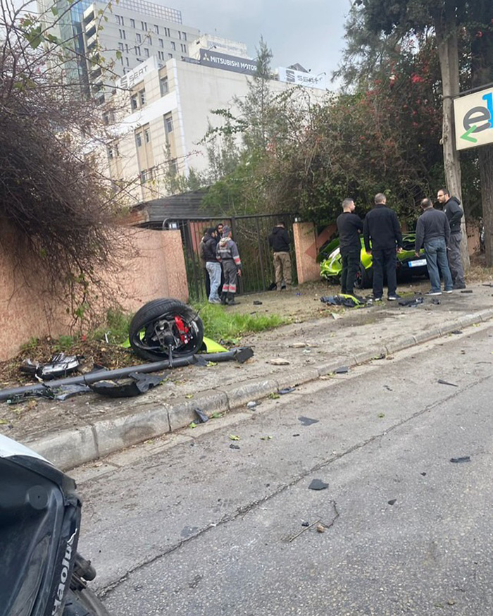 ช่างขับแลมโบกินี่ 23 ล้าน ชนรั้ว ช่างขับแลมโบกินี่ 23 ล้าน ชนรั้ว