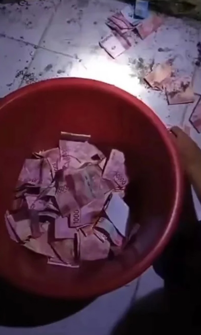 ขุดลงไปเจอเงินเต็มถัง พอรู้ตัวหัวขโมย ขุดลงไปเจอเงินเต็มถัง พอรู้ตัวหัวขโมย