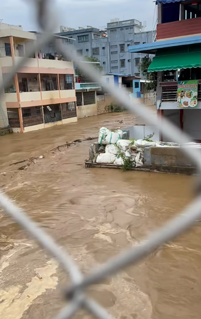 แม่สายน้ำทะลัก ไหลท่วมเข้าชุมชน แม่สายน้ำทะลัก ไหลท่วมเข้าชุมชน