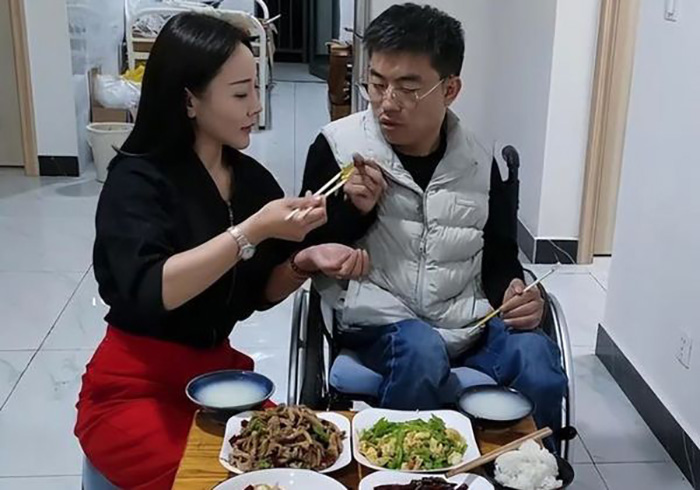 หนุ่มสมองพิการไม่ท้อชะตา แม้เคยเป็นขอทาน หนุ่มสมองพิการไม่ท้อชะตา แม้เคยเป็นขอทาน