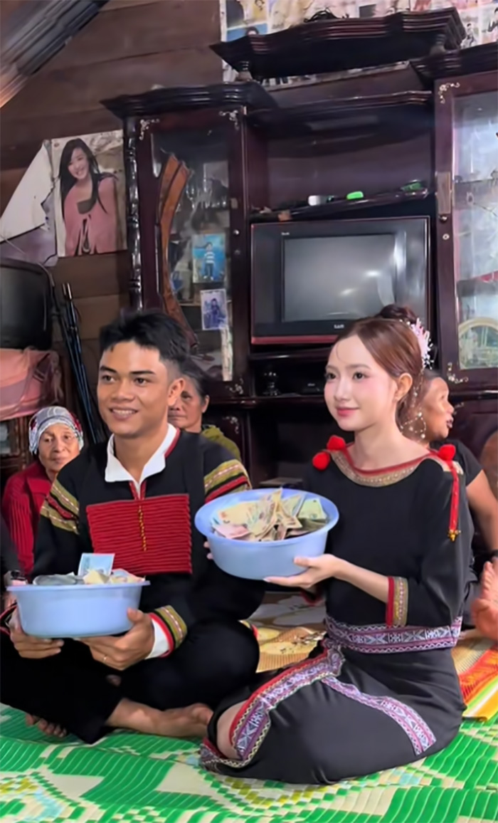 คู่รักชนเผ่าจัดพิธีหมั้น เจ้าสาวสวยจนตะลึง คู่รักชนเผ่าจัดพิธีหมั้น เจ้าสาวสวยจนตะลึง