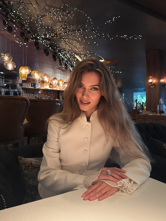 ดับสลด อดีตนางงามรัสเซีย กวางกระโดดทะลุกระจกรถหรู ดับสลด อดีตนางงามรัสเซีย กวางกระโดดทะลุกระจกรถหรู