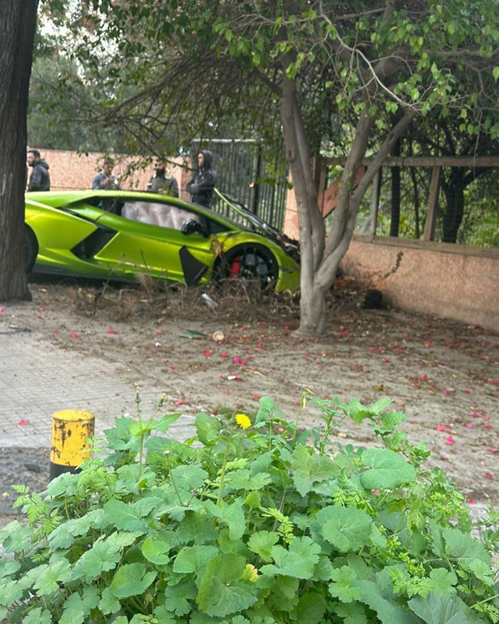 ช่างขับแลมโบกินี่ 23 ล้าน ชนรั้ว ช่างขับแลมโบกินี่ 23 ล้าน ชนรั้ว