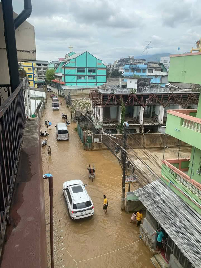 แม่สายน้ำทะลัก ไหลท่วมเข้าชุมชน แม่สายน้ำทะลัก ไหลท่วมเข้าชุมชน