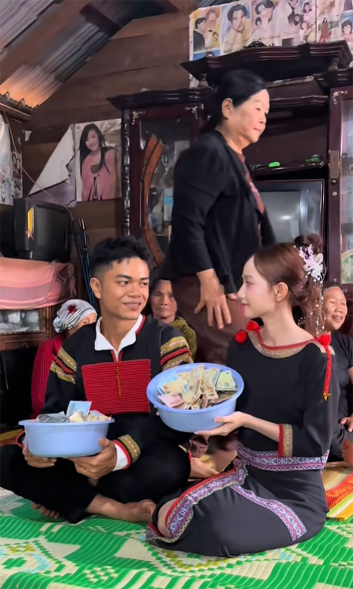 คู่รักชนเผ่าจัดพิธีหมั้น เจ้าสาวสวยจนตะลึง คู่รักชนเผ่าจัดพิธีหมั้น เจ้าสาวสวยจนตะลึง