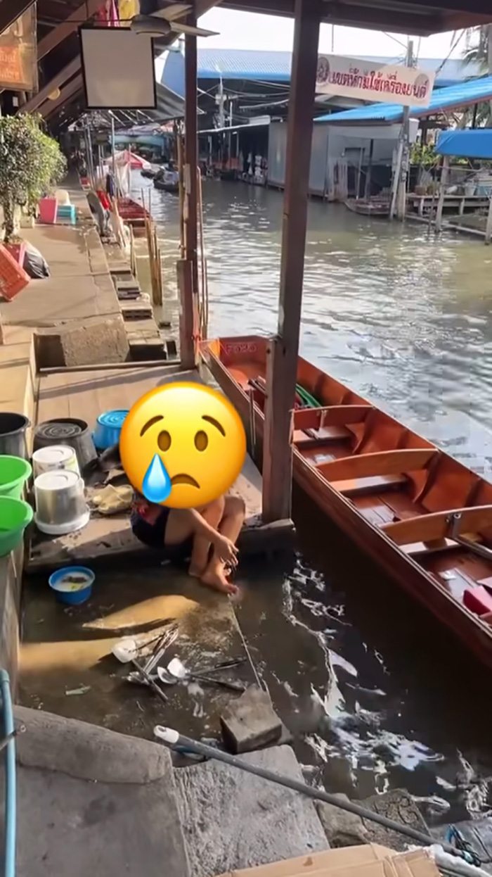 ต่างชาติอึ้ง เที่ยวตลาดน้ำเจอร้านค้า ล้างกระทะในคลอง ต่างชาติอึ้ง เที่ยวตลาดน้ำเจอร้านค้า ล้างกระทะในคลอง