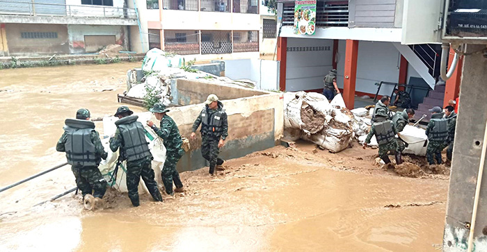 แม่สายน้ำทะลัก ไหลท่วมเข้าชุมชน แม่สายน้ำทะลัก ไหลท่วมเข้าชุมชน