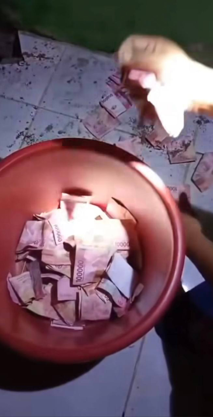 ขุดลงไปเจอเงินเต็มถัง พอรู้ตัวหัวขโมย ขุดลงไปเจอเงินเต็มถัง พอรู้ตัวหัวขโมย