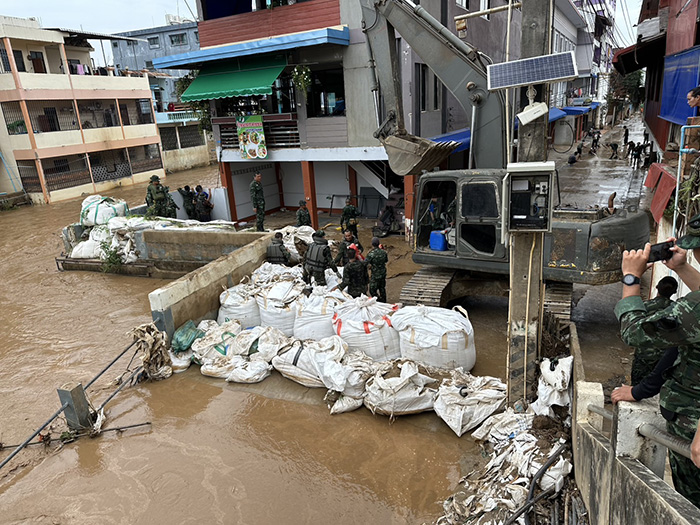 แม่สายน้ำทะลัก ไหลท่วมเข้าชุมชน แม่สายน้ำทะลัก ไหลท่วมเข้าชุมชน