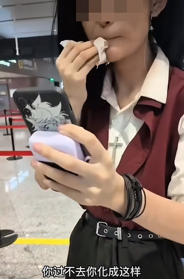 สาวสุดนอยด์ ยืนลบหน้ากลางสนามบิน สาวสุดนอยด์ ยืนลบหน้ากลางสนามบิน