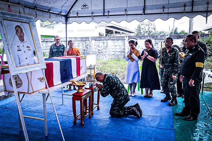 รับศพ 2 กำลังพล สละชีวิตปกป้องอธิปไตย รับศพ 2 กำลังพล สละชีวิตปกป้องอธิปไตย