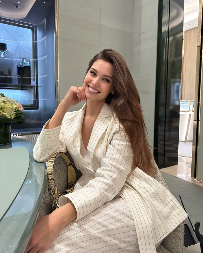 ดับสลด อดีตนางงามรัสเซีย กวางกระโดดทะลุกระจกรถหรู ดับสลด อดีตนางงามรัสเซีย กวางกระโดดทะลุกระจกรถหรู