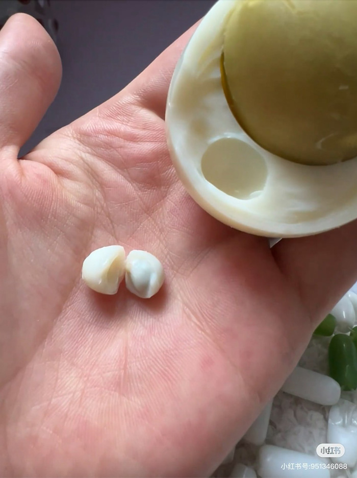 ปอกไข่ต้มเจอเม็ดประหลาด ปอกไข่ต้มเจอเม็ดประหลาด