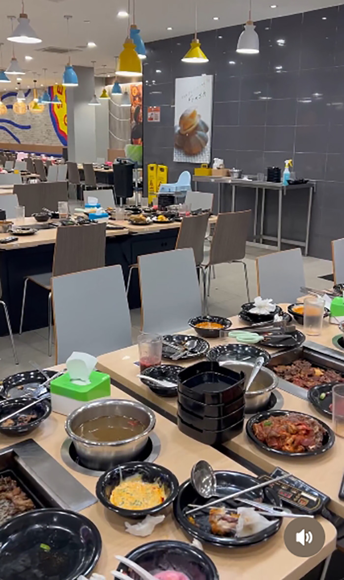 ฉากสะเทือนใจ ร้านปิ้งย่างดังถูกทิ้ง ฉากสะเทือนใจ ร้านปิ้งย่างดังถูกทิ้ง