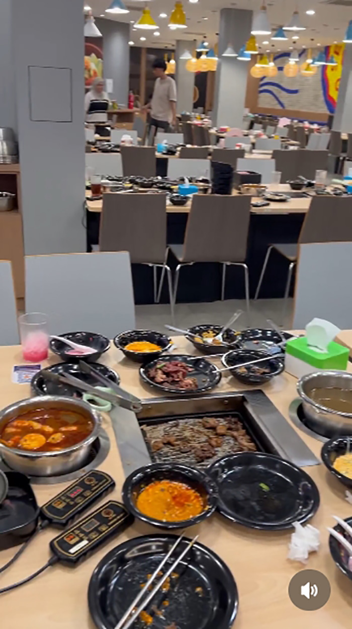 ฉากสะเทือนใจ ร้านปิ้งย่างดังถูกทิ้ง ฉากสะเทือนใจ ร้านปิ้งย่างดังถูกทิ้ง