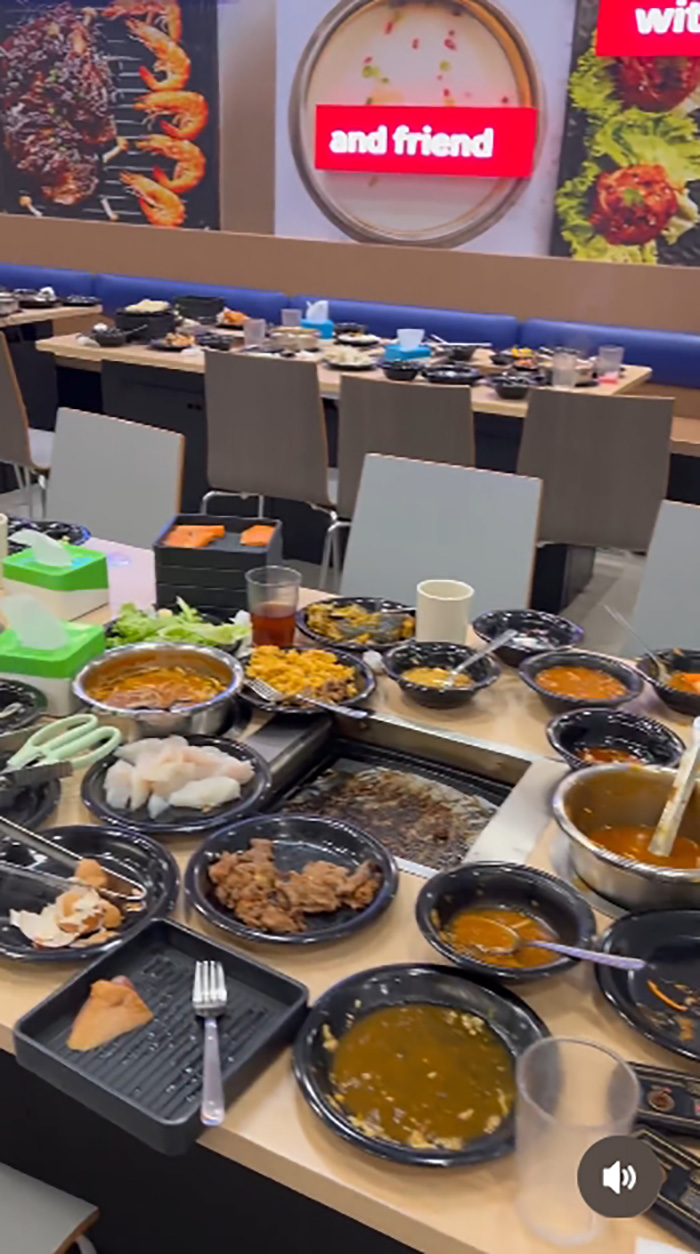 ฉากสะเทือนใจ ร้านปิ้งย่างดังถูกทิ้ง ฉากสะเทือนใจ ร้านปิ้งย่างดังถูกทิ้ง