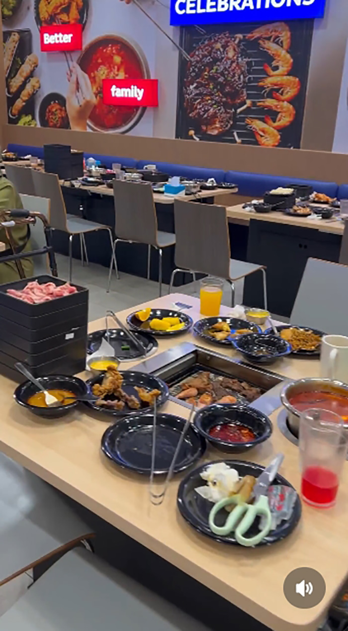 ฉากสะเทือนใจ ร้านปิ้งย่างดังถูกทิ้ง ฉากสะเทือนใจ ร้านปิ้งย่างดังถูกทิ้ง